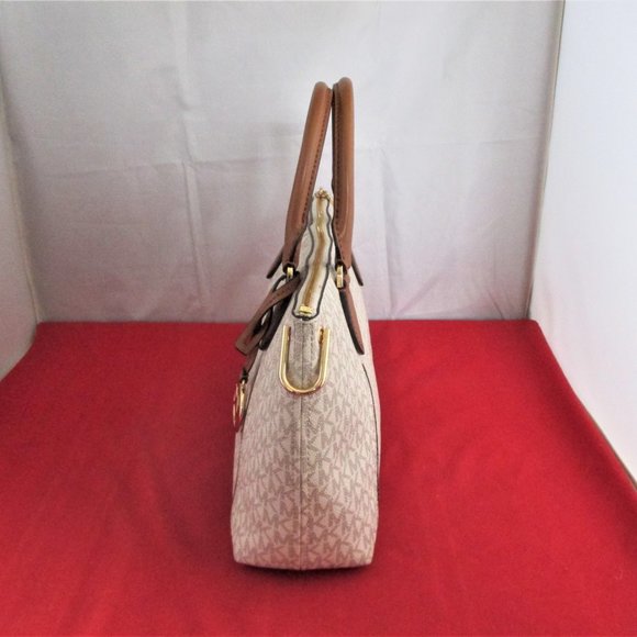 Michael Kors Sierra Signature Medium Messenger - Picture 9 of 13